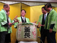 井上伸史県議と鏡割り